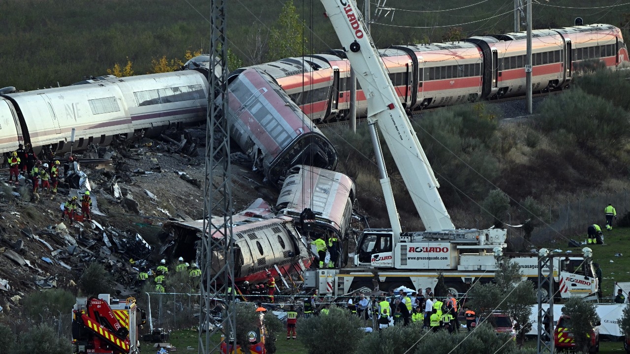 รถไฟความเร็วสูงชนกันที่สเปน ยอดตายพุ่ง 68 ศพ 