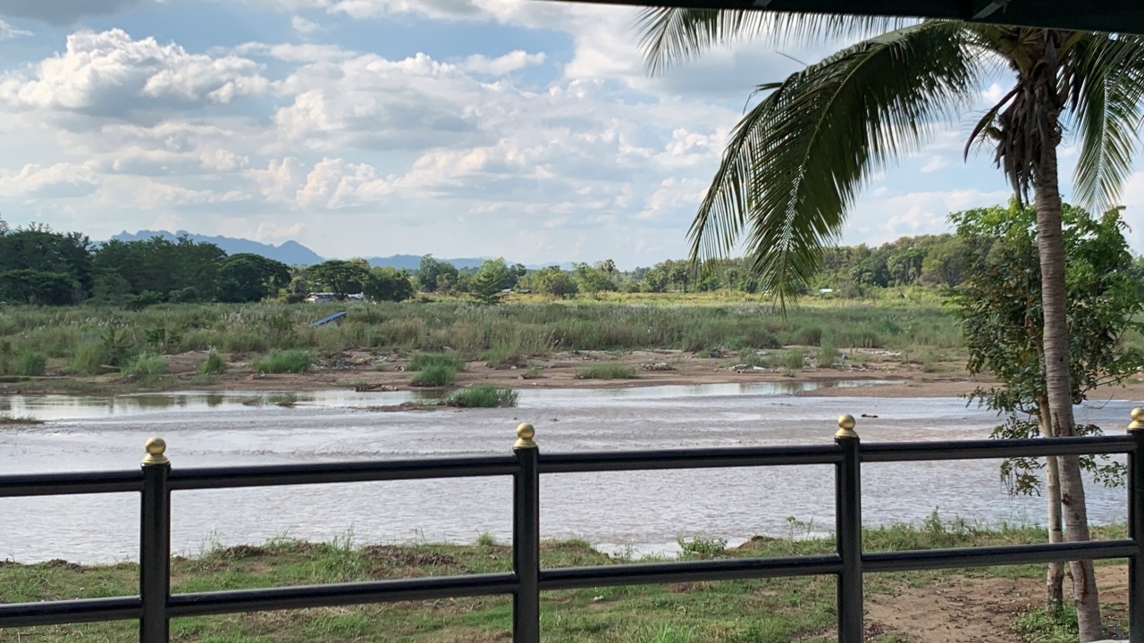 Heavy Clashes Continue on Myanmar Side Mae Sot Residents Flee Amid Bombing Fears, Thai Troops Hold Border and Close Bridge - Thairath English