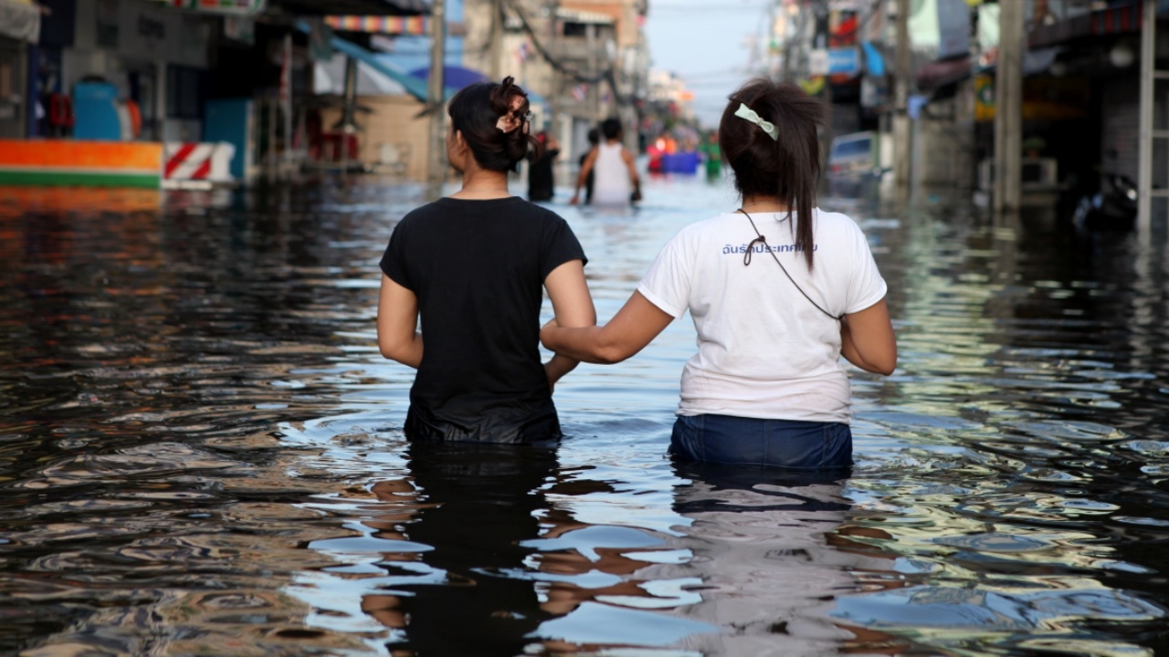 ปภ. - ออมสิน โอนเงินเยียวยาน้ำท่วมวันนี้ 20,970 ครัวเรือน ครอบคลุม 15 จังหวัด