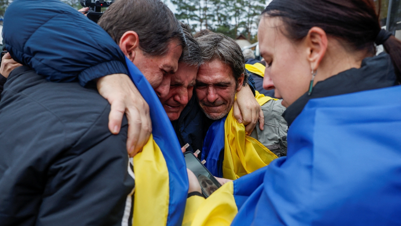 Hundreds of Ukrainians Return to Families After Evacuation from Russian-Occupied City - Thairath English