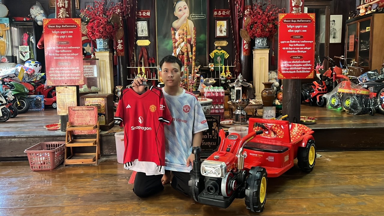 หนุ่มได้โชคใหญ่สมหวัง ขนเสื้อทีมรักมาแก้บน "ไอ้ส้มฉุน" แถมได้ "เลขเด็ด" ลุ้นรวย