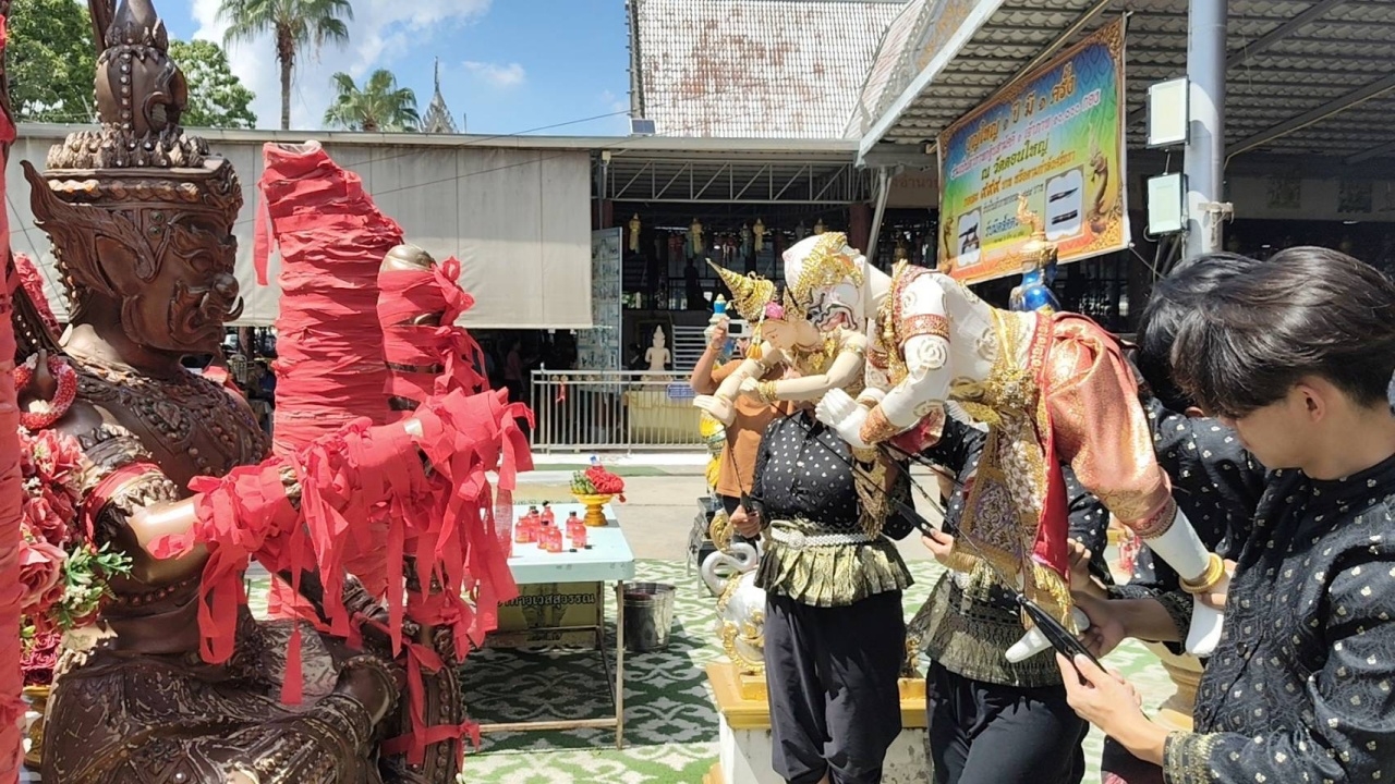 Man Hires Louis Puppet to Perform Ritual Dance to Lord Vessavana, Also Asks for Lucky Lottery Numbers - Thairath English