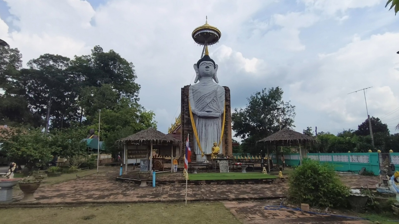 Ratchaburi Woman Makes Offering to Standing Buddha Holding Alms Bowl After Floodwaters Recede, Takes Lucky Numbers to Try Her Luck - Thairath English