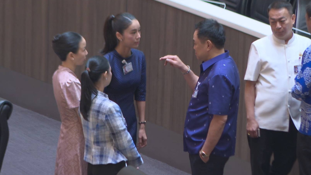 “อนุทิน” โผล่สภาฯ ทักทาย สส.ฝ่ายค้าน-รัฐบาล “ไอเดียร์” ปรี่เข้าทักร่วมวงคุยนายกฯ