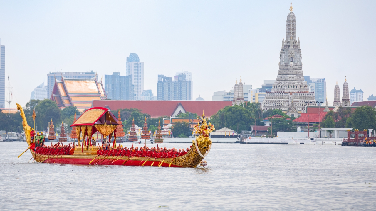 รวมพิกัด 8 จุดชมขบวนเรือพระราชพิธี 2569 ริมแม่น้ำเจ้าพระยา ต้องเห็นสักครั้งในชีวิต!