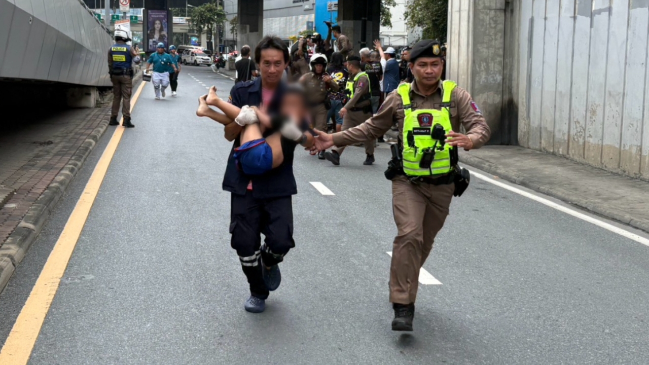 คุมตัวได้แล้ว “ชายคลุ้มคลั่ง” ถือมีดใต้สะพานข้ามแยกยมราช ช่วยตัวประกันสำเร็จ