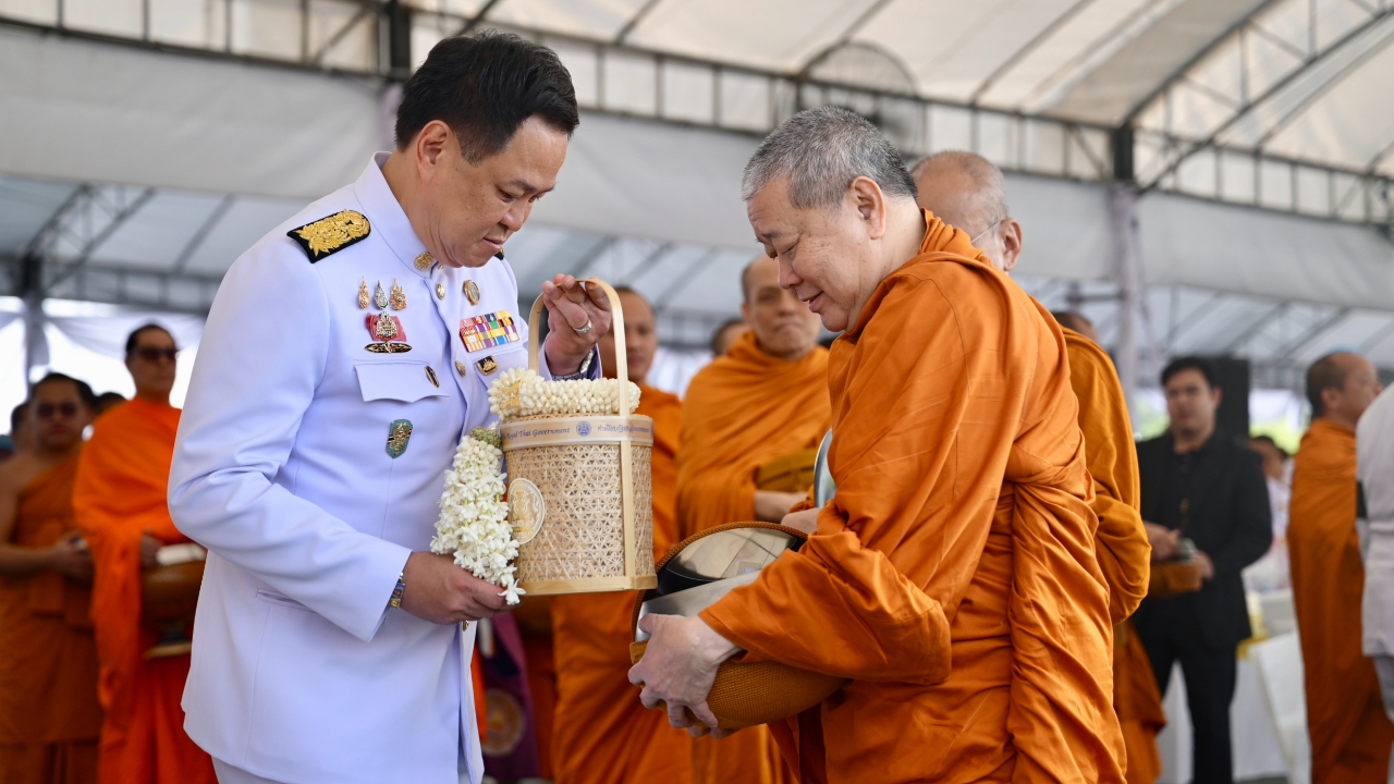 นายกฯ ทำบุญตักบาตรถวายพระราชกุศล สมเด็จพระพันปีหลวง