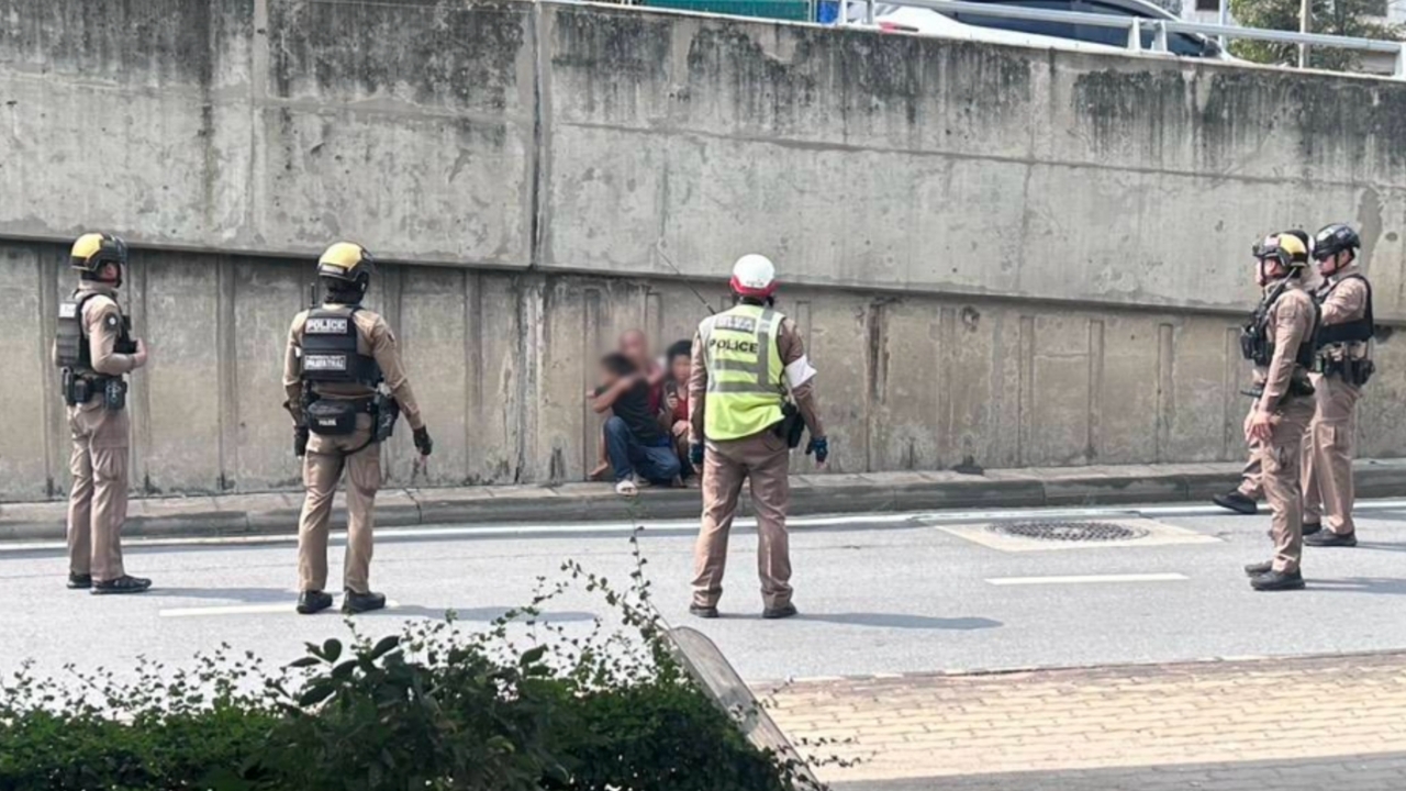 ด่วน ชายคลุ้มคลั่ง ถือมีดจับเด็กเป็นตัวประกัน ใต้สะพานข้ามแยกยมราช ถนนเพชรบุรี