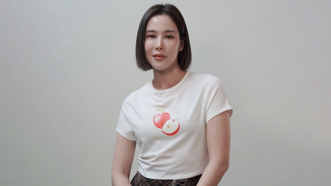 白いTシャツ姿の俳優ベン・レウィヤナン