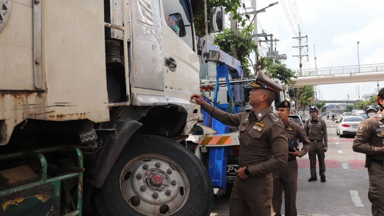คนขับเมาแอ๋ รถบรรทุกชนดะ 8 คัน สะพานข้ามแยกตากสิน แอลกอฮอล์พุ่ง 223 มก.