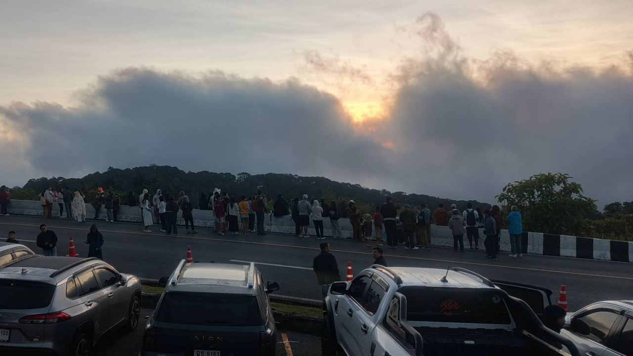 นักท่องเที่ยวแห่สัมผัสความหนาว บนยอดดอยอินทนนท์ เช้านี้อุณหภูมิต่ำสุด 10 องศาฯ