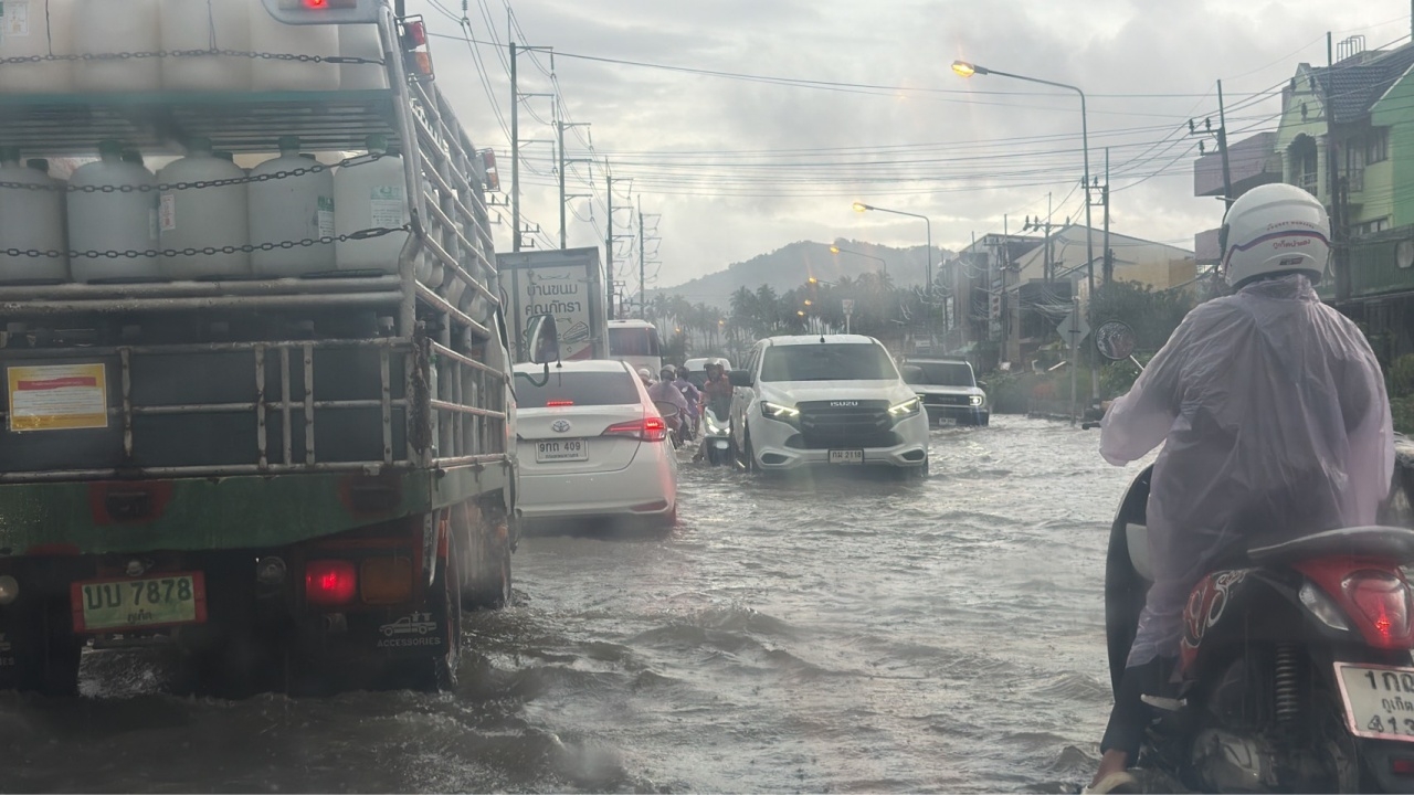 ฝนถล่มภูเก็ต น้ำท่วมขังถนนหลายจุด แนะเพิ่มความระมัดระวังในการเดินทาง