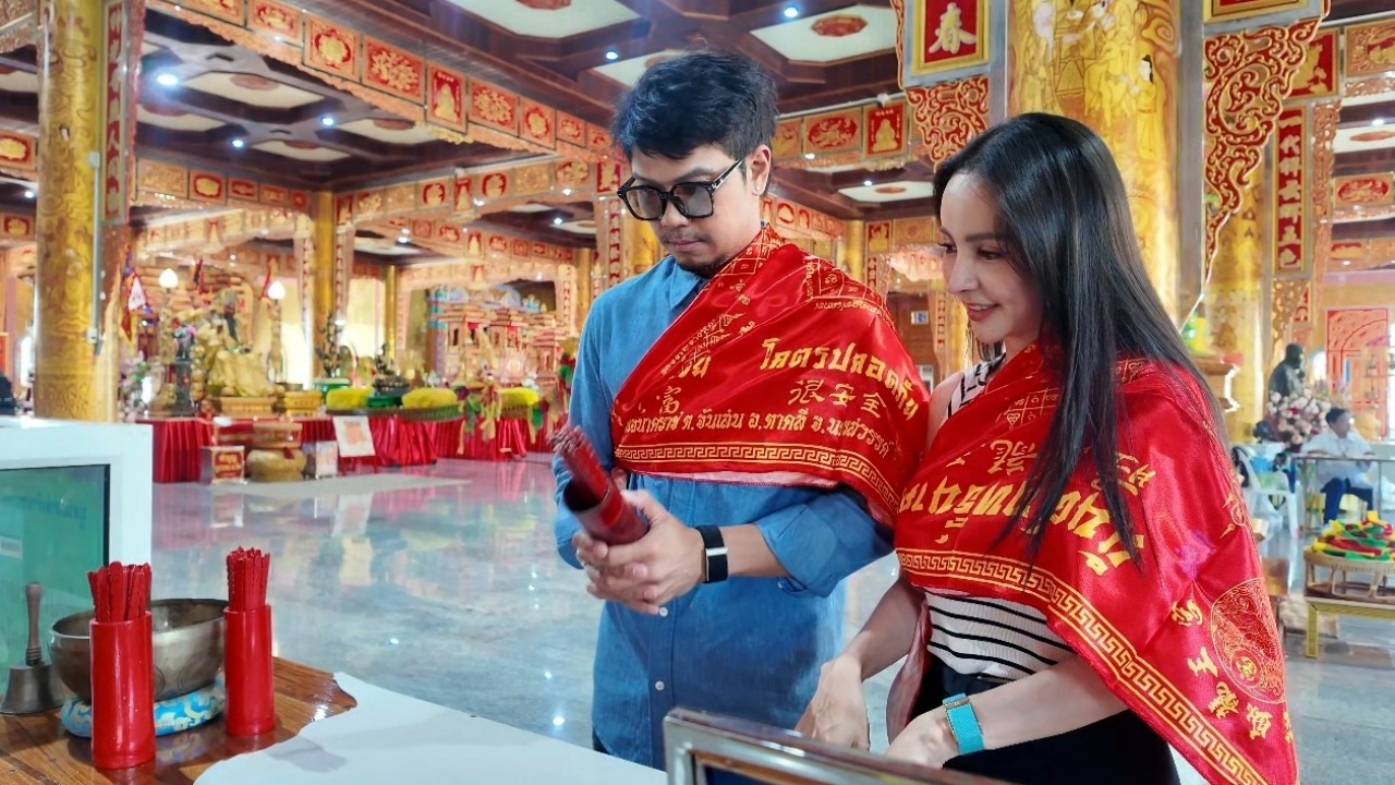 "หนุ่ม กะลา" พาครอบครัวทำบุญทอดผ้าป่า ไม่พลาดเสี่ยงเซียมซีแบ่ง "เลขเด็ด" ลุ้นโชค