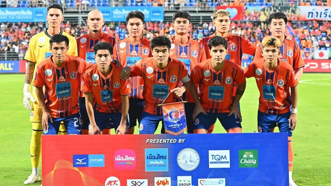 Cheering for Port FC to Become Thai League Champions