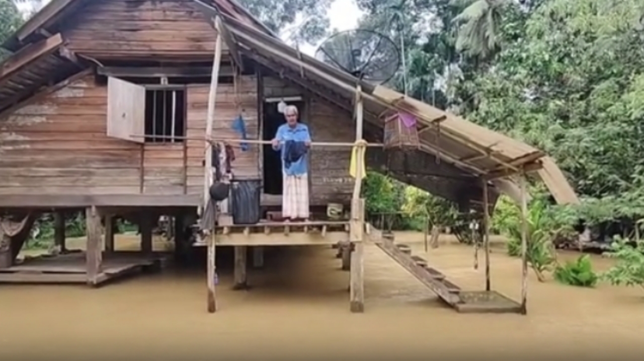 น้ำป่าหลาก ทะลักท่วม 3 อำเภอที่สตูล บางหมู่บ้านถูกตัดขาด