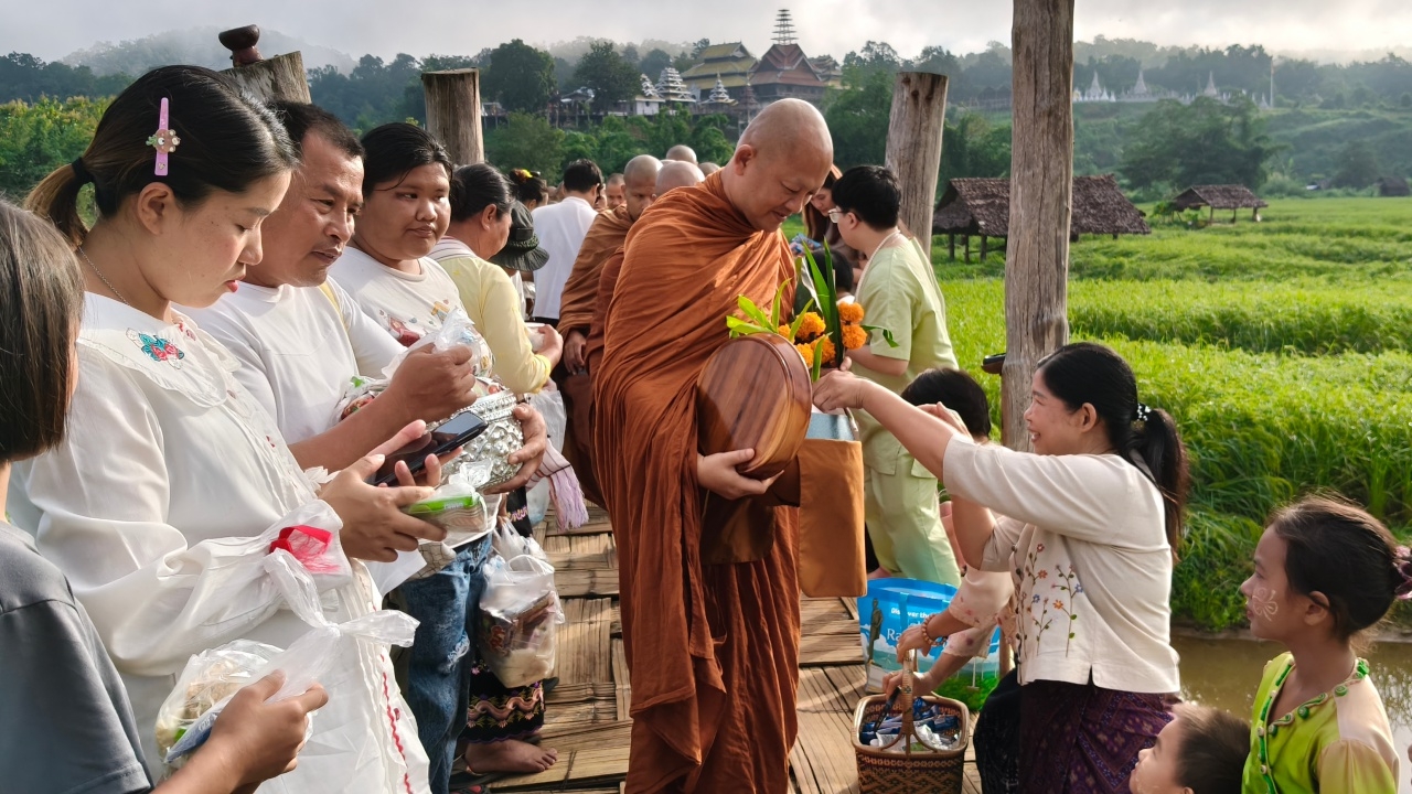 สืบสานประเพณีตักบาตรเทโว สาธุชนแห่ร่วมทำบุญ เทศกาลออกพรรษา 2569