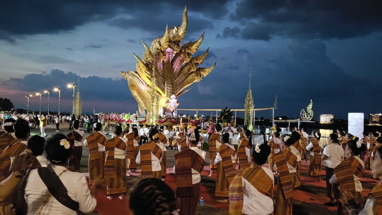 ขบวนฟ้อนรำถวายกว่า 1,000 ชีวิต พร้อมใจรำบวงสรวง "พญาศรีสุวรรณหงส์สัตตนาคราช"