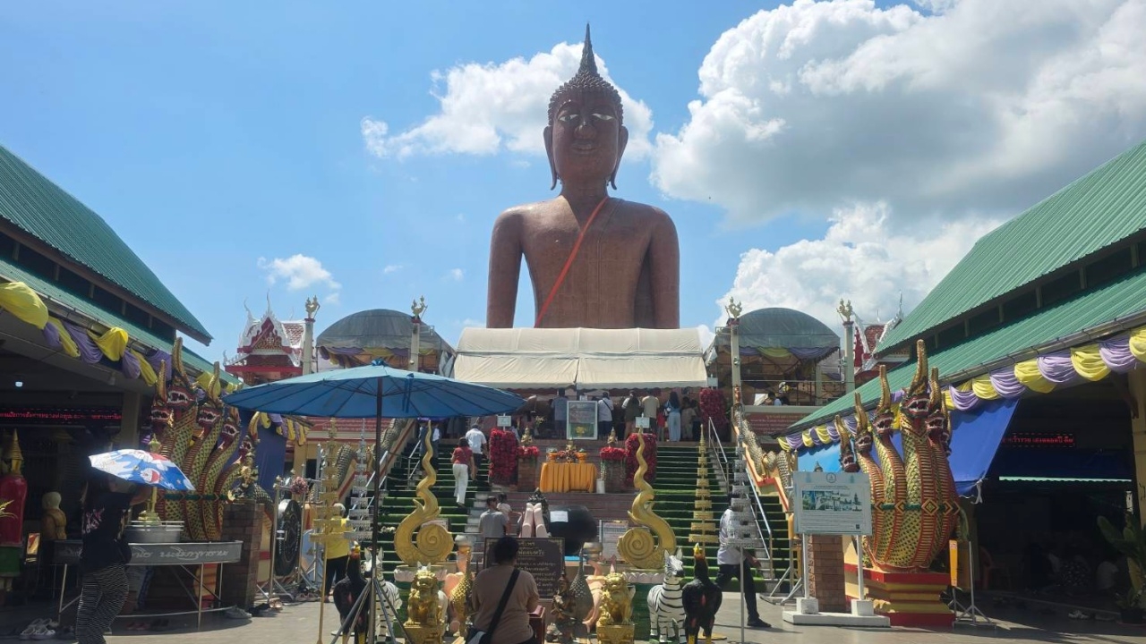 ชาวสวนบางเลน มากราบ "หลวงพ่อสมหวัง" ขอให้น้ำท่วมไม่ซ้ำ ไม่ลืมนำเลขเด็ดกลับไปลุ้น