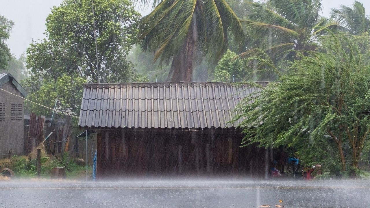 ประกาศอุตุฯ ฉบับ 10 เตือนภาคใต้-ภาคกลาง ยังมีฝนตกหนัก เช็กจังหวัดเตรียมรับมือ