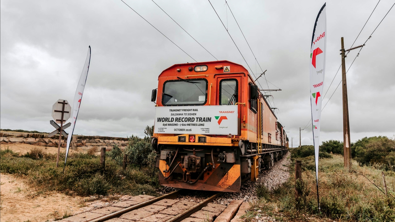 แอฟริกาใต้อ้างทำลายสถิติโลก ทดสอบรถไฟขนส่งสินค้ายาว 7.6 กม. มีตู้บรรทุก 696 ตู้