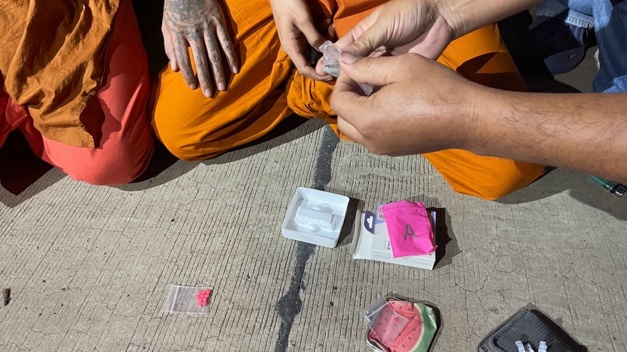 รวบเจ้าอาวาส พระลูกวัด ใช้เงินกิจนิมนต์ซื้อยาบ้าเสพ ยึดเกือบ 200 เม็ด