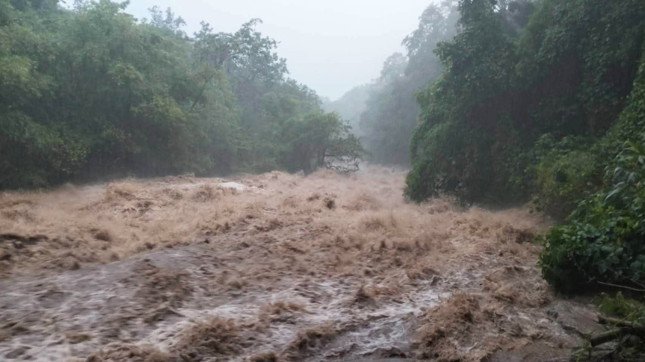 อุทยานฯ ดอยอินทนนท์ ปิดเส้นทางผาดอกเสี้ยว-น้ำตกแม่ยะ หลังฝนตกหนัก น้ำป่าหลาก