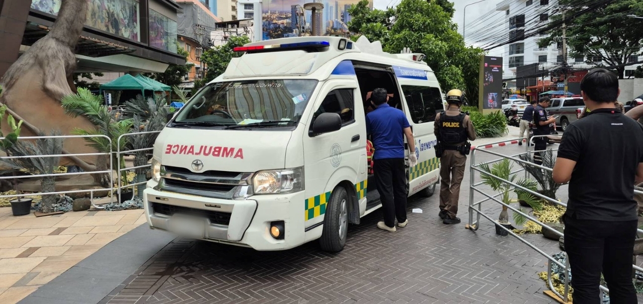หญิงวัย 41 ปวดท้องหนัก อั้นไม่ไหว ยืนคลอดลูกสาวกะทันหัน หน้าห้างดังที่พัทยา