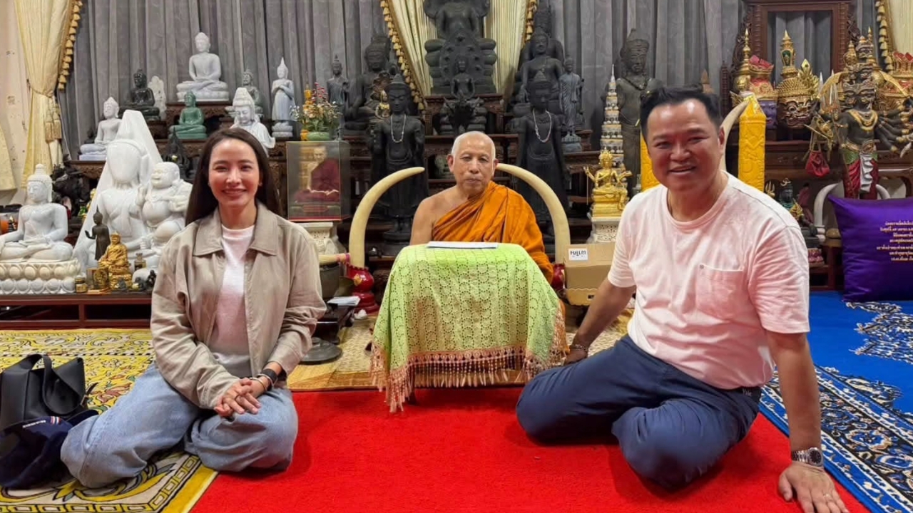 “อนุทิน” ควงภริยา ไหว้พระพุทธชินราช กราบหลวงพ่อสำลี วัดราชบูรณะ ลงยันต์ฝ่ามือเสริมสิริมงคล