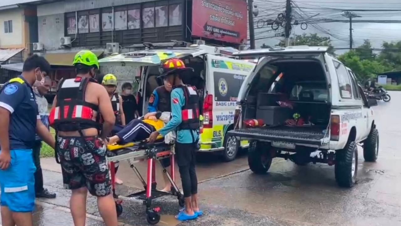 กู้ภัยเร่งช่วยผู้ป่วย หลังฝนถล่มอรัญประเทศ น้ำทะลักเข้าท่วมบ้านเรือน