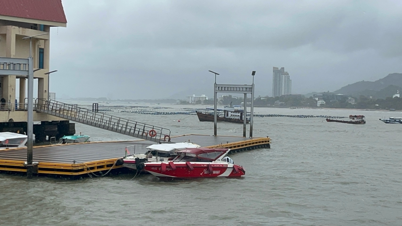 ฝนกระหน่ำ คลื่นลมแรง งดเดินเรือข้ามฟากไปเกาะสีชัง ศรีราชาน้ำท่วมถนนหลายจุด