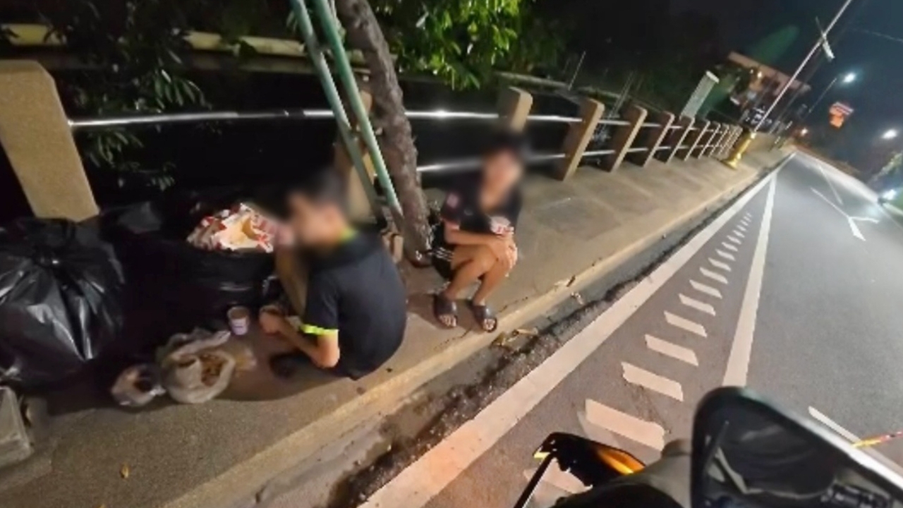 สุดรันทด หนุ่มจบ ป.ตรี ตกงาน พาน้องชายคุ้ยถังขยะหาอาหารประทัง 3 ชีวิต