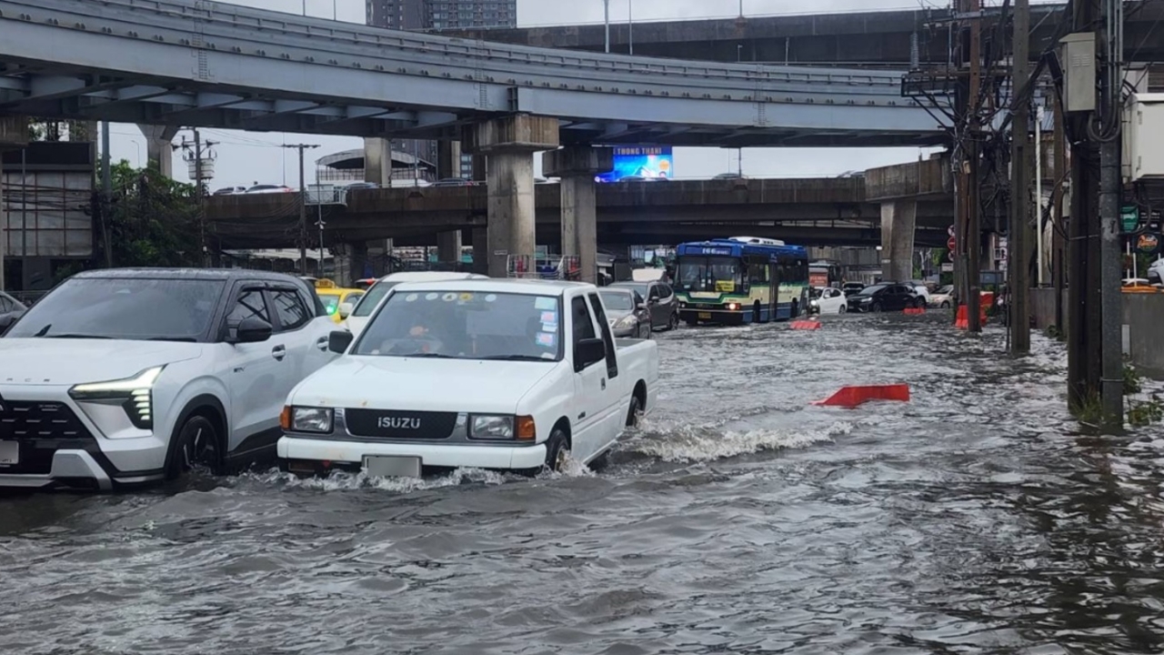 น้ำท่วมแจ้งวัฒนะ หลังฝนตกต่อเนื่อง จยย.ขี่ลุยน้ำเครื่องดับ เร่งสูบน้ำออกจากพื้นที่