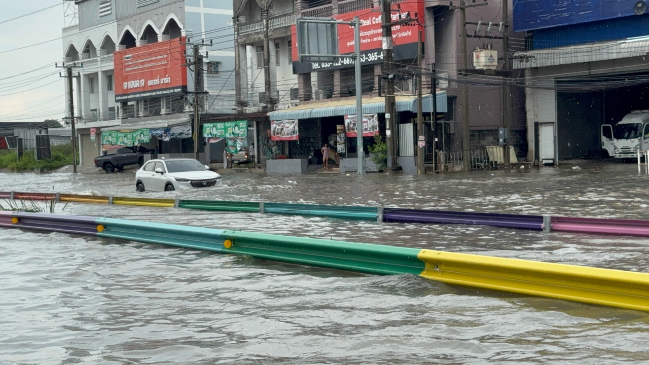 ฝนถล่มพัทยา น้ำท่วมหลายจุด บางพื้นที่สูงเกือบเมตร เจ้าหน้าที่เร่งระบาย