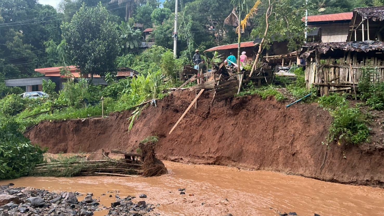 น้ำป่าหลาก ทะลักท่วมหมู่บ้านที่สบเมย ซัดสะพานขาด-ถนนพัง ชาวบ้านเดือดร้อนหนัก