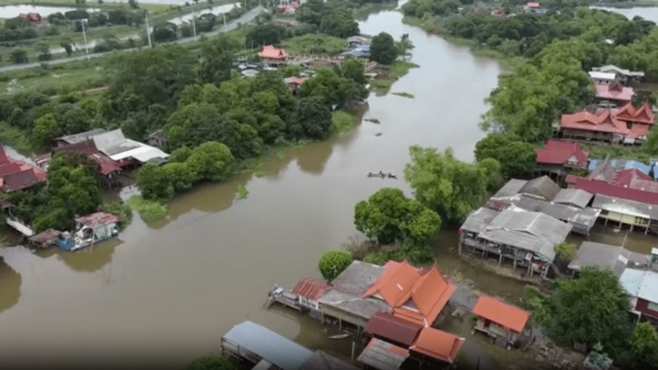 ชาวบ้านริมแม่น้ำน้อยอ่วม น้ำขึ้นพรวดคืนเดียว จากเดินลุยน้ำต้องพายเรือ