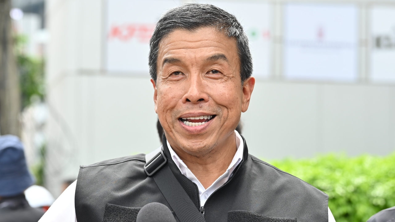 “ชัชชาติ” ยันไม่ใช่แก๊สรั่ว แต่เกิดจากเทยางปิดช่องฝาท่อ อากาศถูกปิดกั้น เร่งเจาะรูระบาย