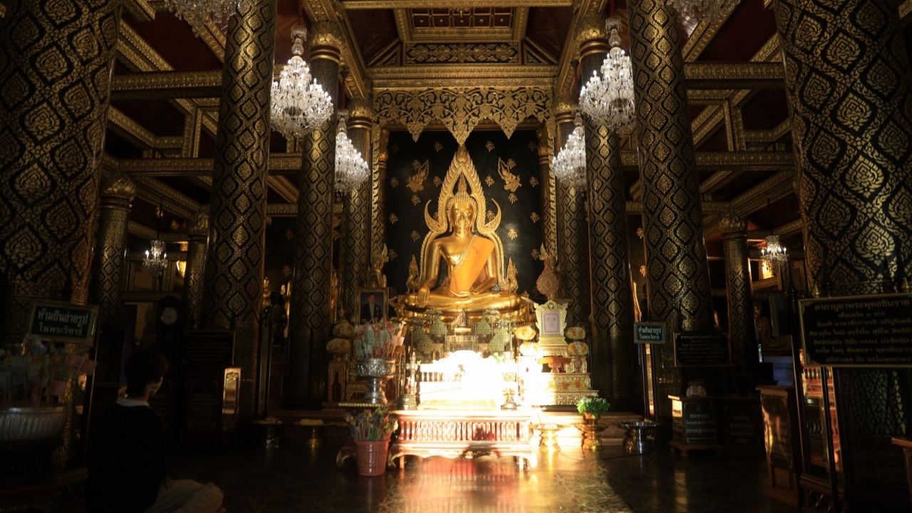 เปิดภาพปรากฏการณ์ แสงลอดช่องประตูสู่องค์ "พระพุทธชินราช" ในวันศารทวิษุวัต