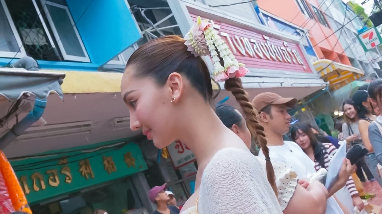 เทรนด์ฮิต “มาลัยรัดเกล้า” ที่ปากคลองตลาด ทำตลาดดอกไม้กลับมาคึกคัก
