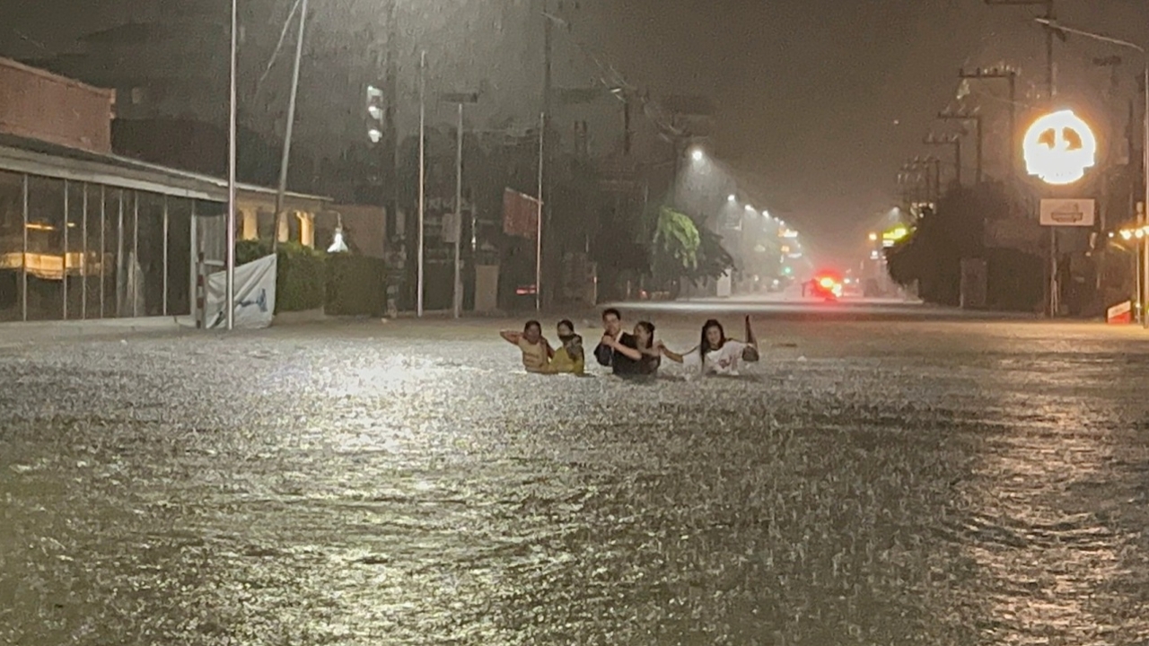 พัทยาอ่วม ฝนถล่มหนักกลางดึกนานร่วมชั่วโมง หลายจุดน้ำท่วมขังสูงกว่า 1 เมตร