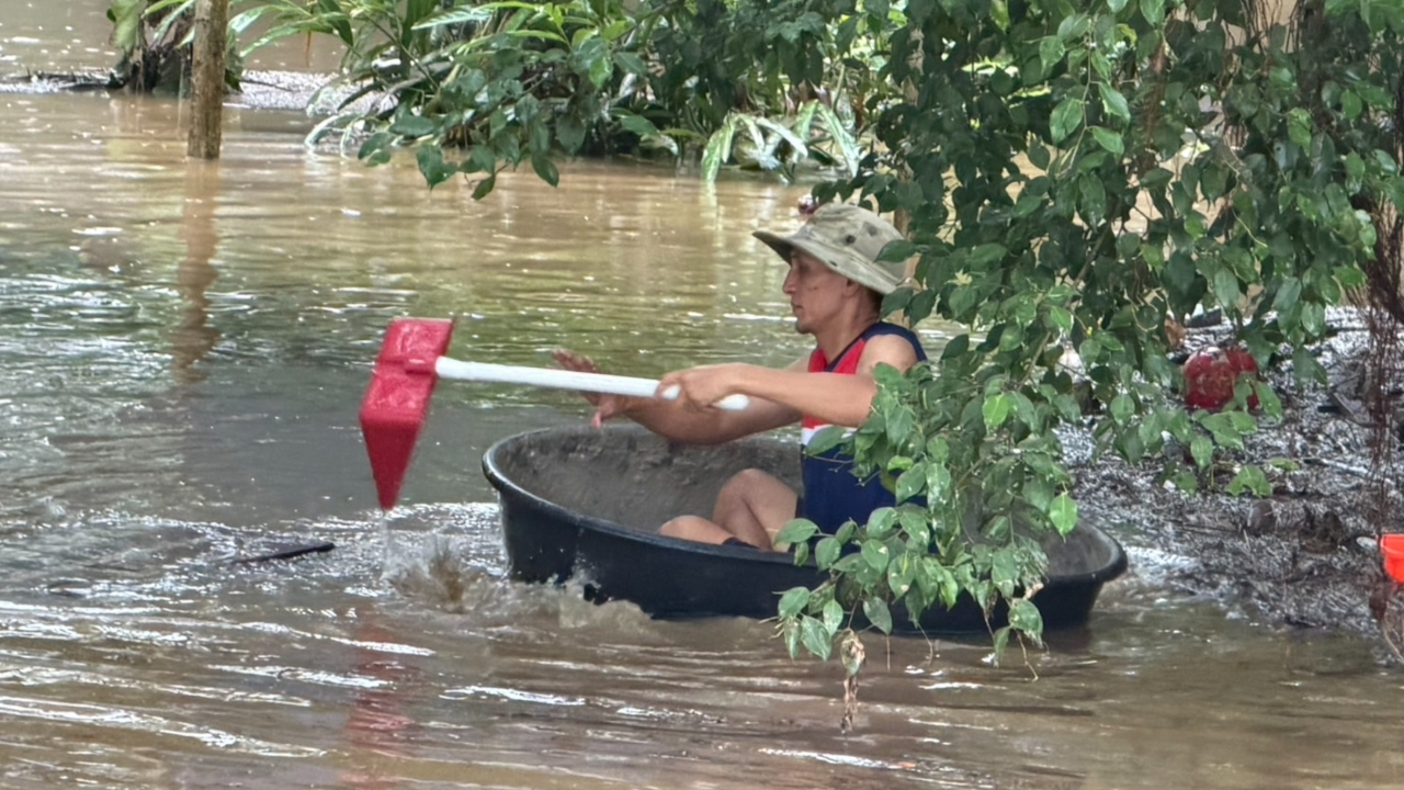 น้ำไหลทะลักเข้าท่วมโรงเรียนบ้านห้วยหิน ฉะเชิงเทรา ครูนั่งกะละมังไล่เก็บของ