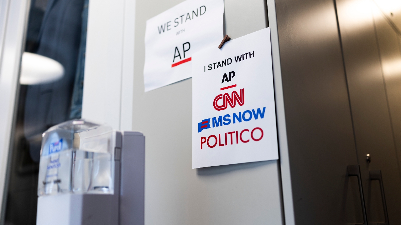 ผู้พิพากษาสหรัฐฯ สั่งรัฐบาลทรัมป์คืนสิทธิ์ CNN, MS NOW และ Politico เข้าทำเนียบขาว