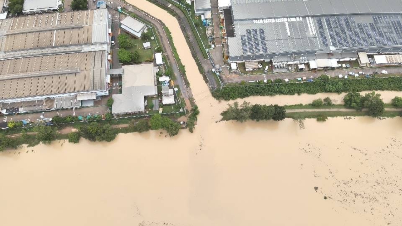 ฝนถล่มปลวกแดง น้ำท่วมขังหลายจุด บางจุดน้ำสูง รถเล็กผ่านไม่ได้