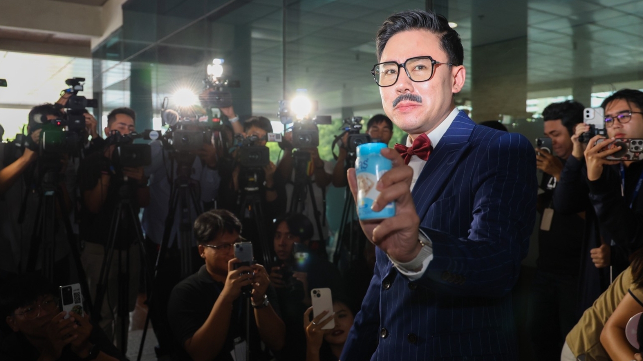“ทนายตั้ม” บุกสภา แต่งชุดโคนัน ขับรถสปอร์ต โชว์กระป๋องแป้ง ทวงโควตาสลากผู้พิการ 