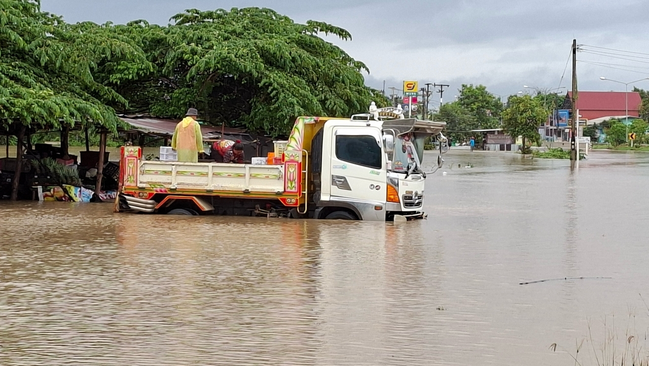 สุรินทร์ฝนตกหนัก น้ำจากเทือกเขาพนมดงรัก หลากท่วมไร่นา ถนนสายหลัก