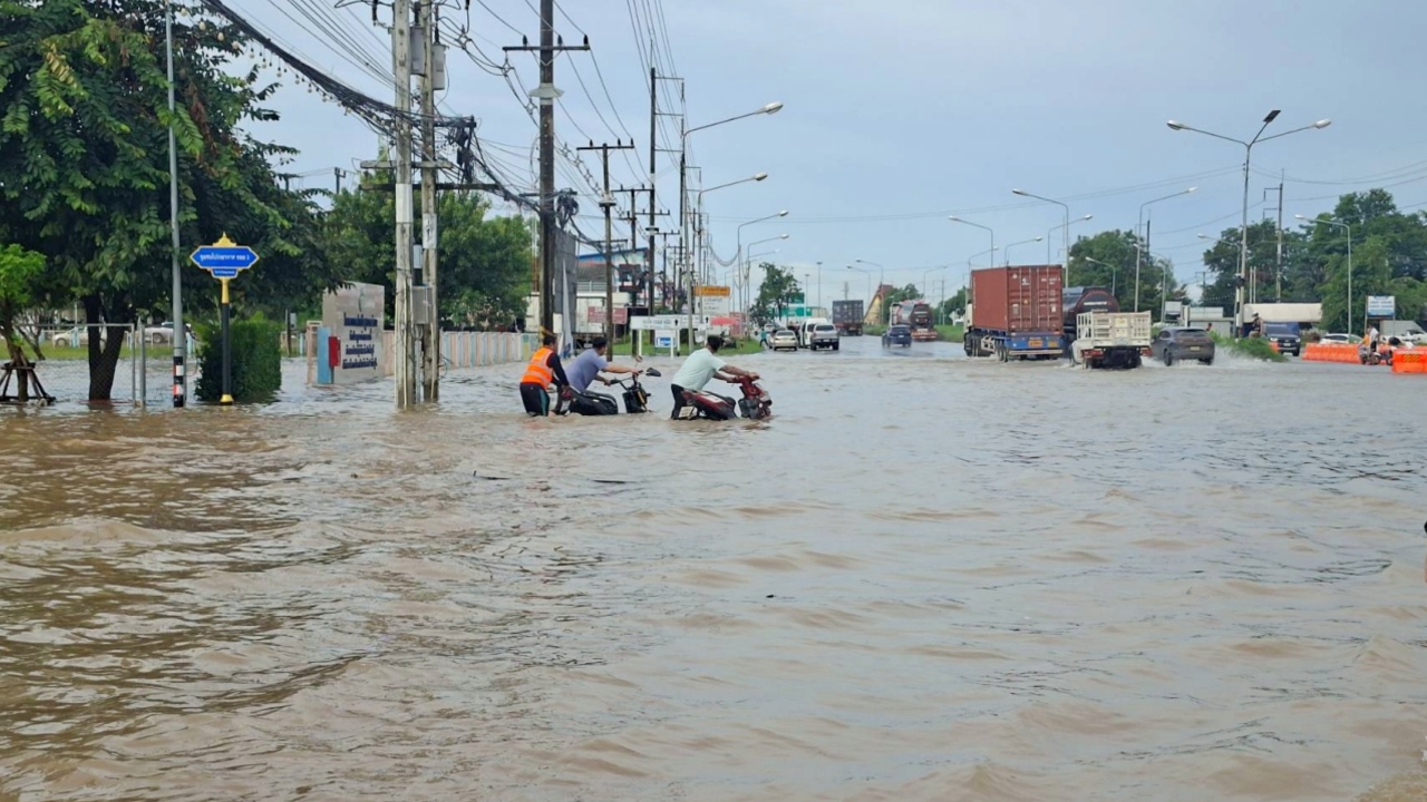 ฝนถล่มทั้งคืน “ปราจีนบุรี” น้ำท่วมขังในหลายพื้นที่ เริ่มทะลัก “ตลาด 100 ปี”