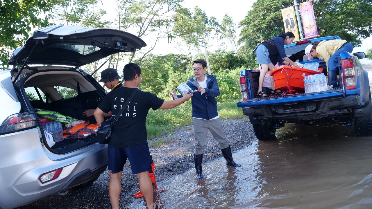 "วีระยุทธ" ลงพื้นที่น้ำท่วมปราจีนบุรี ชาวบ้านร้องรัฐเตือนภัยช้า ช่วยเหลือไร้ทิศทาง 