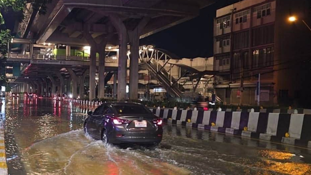 อัปเดตสถานการณ์ "น้ำท่วมขัง" ถนนพหลโยธิน ตั้งแต่สี่แยกเกษตร–ซอยพหลโยธิน 49/1