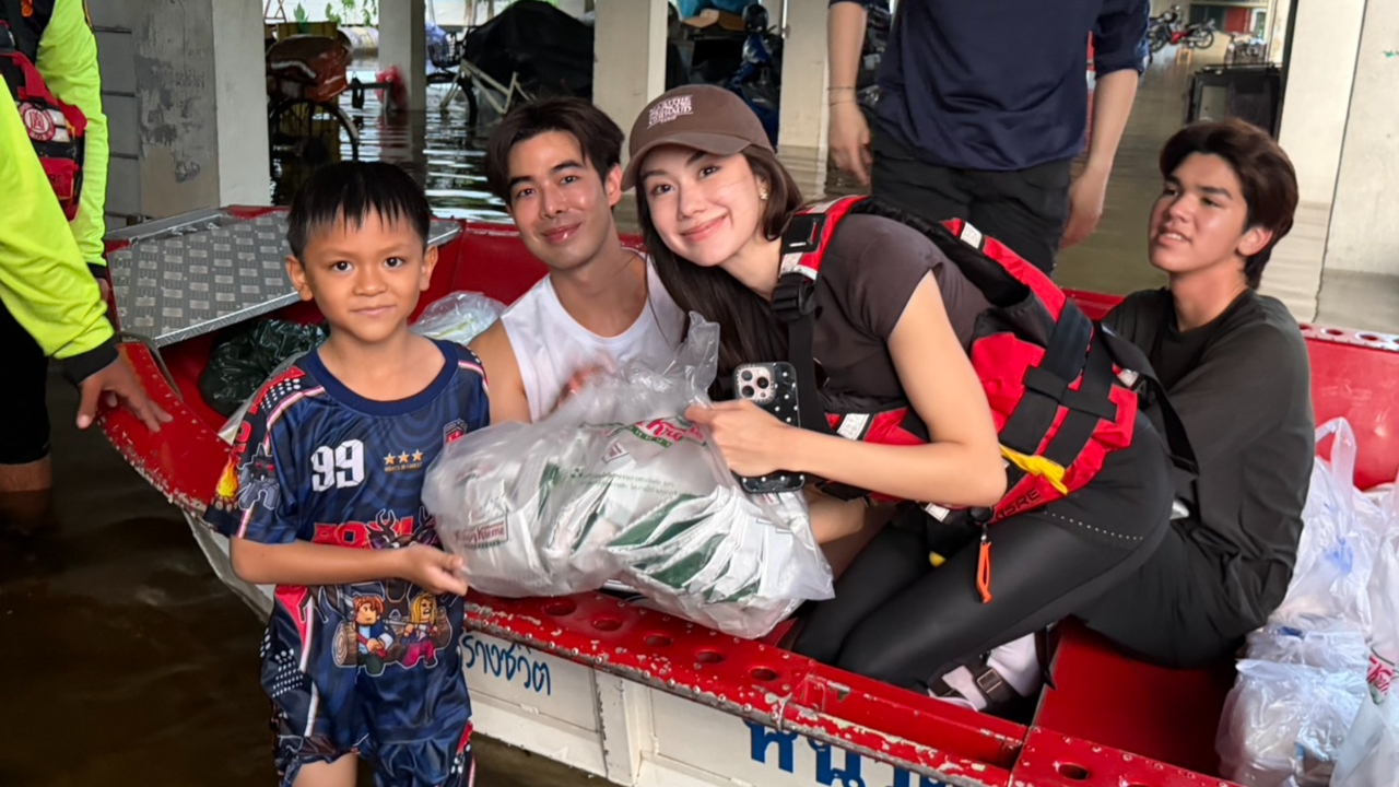 คนสวยใจบุญ “ลีน่า ลลินา” ลงพื้นที่น้ำท่วมเคหะคลองจั่น ลุยแจกเสบียงให้ผู้ประสบภัย