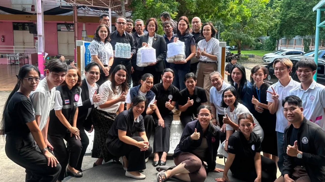 รัฐบาลส่ง พม.ปักหลักลาดกระบัง ทำครัวกลาง ส่งอาหาร - ถุงยังชีพ ถึงชุมชนเคหะร่มเกล้า