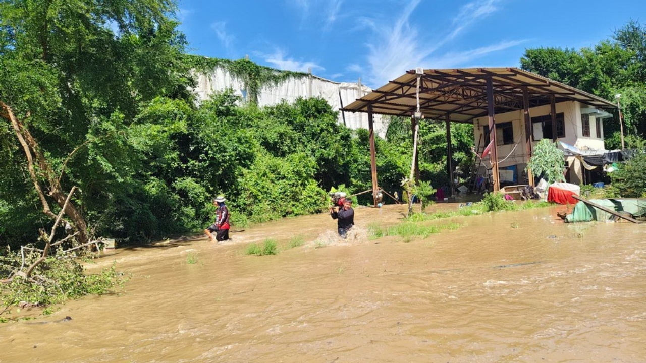 น้ำท่วมอ่างทอง กระทบบ้านเรือนประชาชนแล้ว 5 อำเภอ เสียหาย 1,523 ครัวเรือน